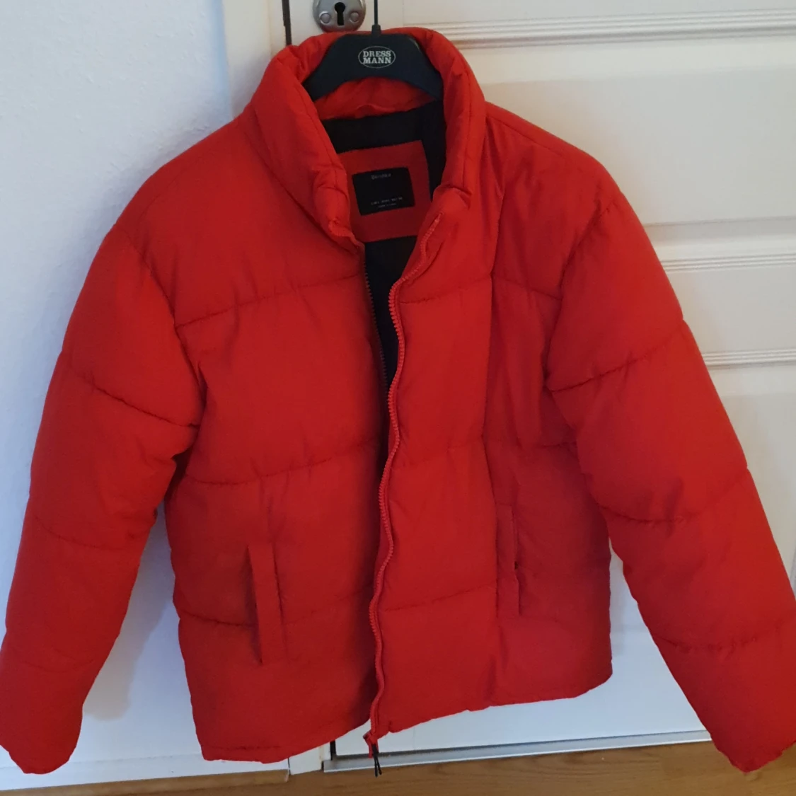 Warranty tröja och röd jacka Bershka - 90