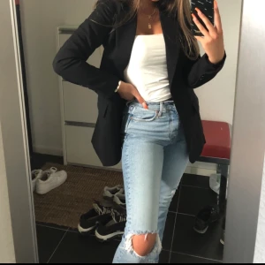 jeans från gina tricot  - säljer pga jag får nt på mig dem längre, e 163 cm o dem sitter ner till anklarna, frakt ingår. om de blir många intresserade så går de till högst budande💜