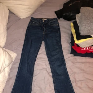 Bootcut jeans  - Säljer dessa oanvända bootcut jeans från Gina i storlek s. De är tvättade en gång men annars helt orörda. Säljer då de inte längre är min stil... finns i Landskrona men kan självklart mötas eller skicka via post... (frakt tillkommer) Nypris:399 kr Mitt pris: 250 kr 