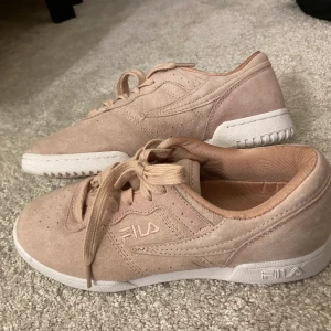 Fila skor mocka - Helt nya och oanvända fila skor i mocka. De är jättefina men tyvärr aldrig använda pga att de är för små för mig..
