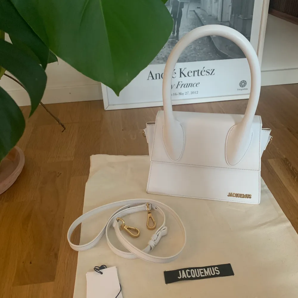 Köpt i slutet av februari 2020  på jacquemus hemsida. Original pris 750$ . Väskor.