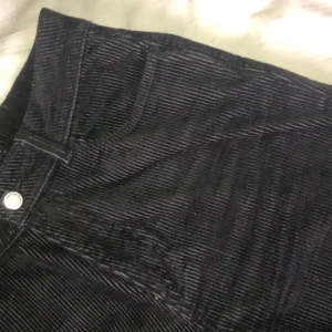 Manchesterbyxor - Svarta fina byxor i Manchester från bikbok. Det står storlek 40 men passar mig som är 36, de får en liten liten ”mom look”. Använda ett par gånger! Nypris: 500kr🥺