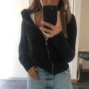 Svart ziphoodie  - En svart ziphoodie i bra skick från HM. Köpare står för frakt.