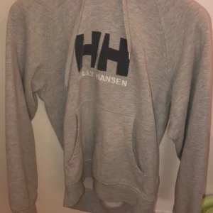 Helly hansen hoodie  - Grå hoodie från Helly Hansen, storlek S.🥰