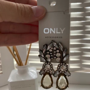 Öronhängen från only - Öronhängen från only aldrig använda💖