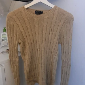 Ralph Lauren kabelstickad - En superfin tröja från Ralph Lauren, köpt på NK i Göteborg för 2 år sedan. Skicket är super! 
