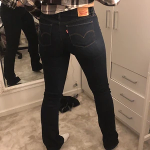 Levis bootcut jeans - Mörkblåa Levis jeans, väldigt bra skick (använt få gånger)  Storlek 28 ( långa i längden ) köpte för ca 700kr