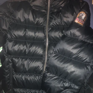 Parajumpers jacka (pjs)   - Den har storlek XS svart färg, insidan är grön med svart. Nypris är 5499 och jag säljer den för 3500 priset kan diskuteras jag har kvittot. Hör av er! 