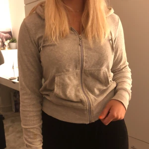 Grå tröja - Grå tröja från Cubus, inte använd på länge, bra skick. Skön och passar till de mesta. (Frakt ingår inte) 