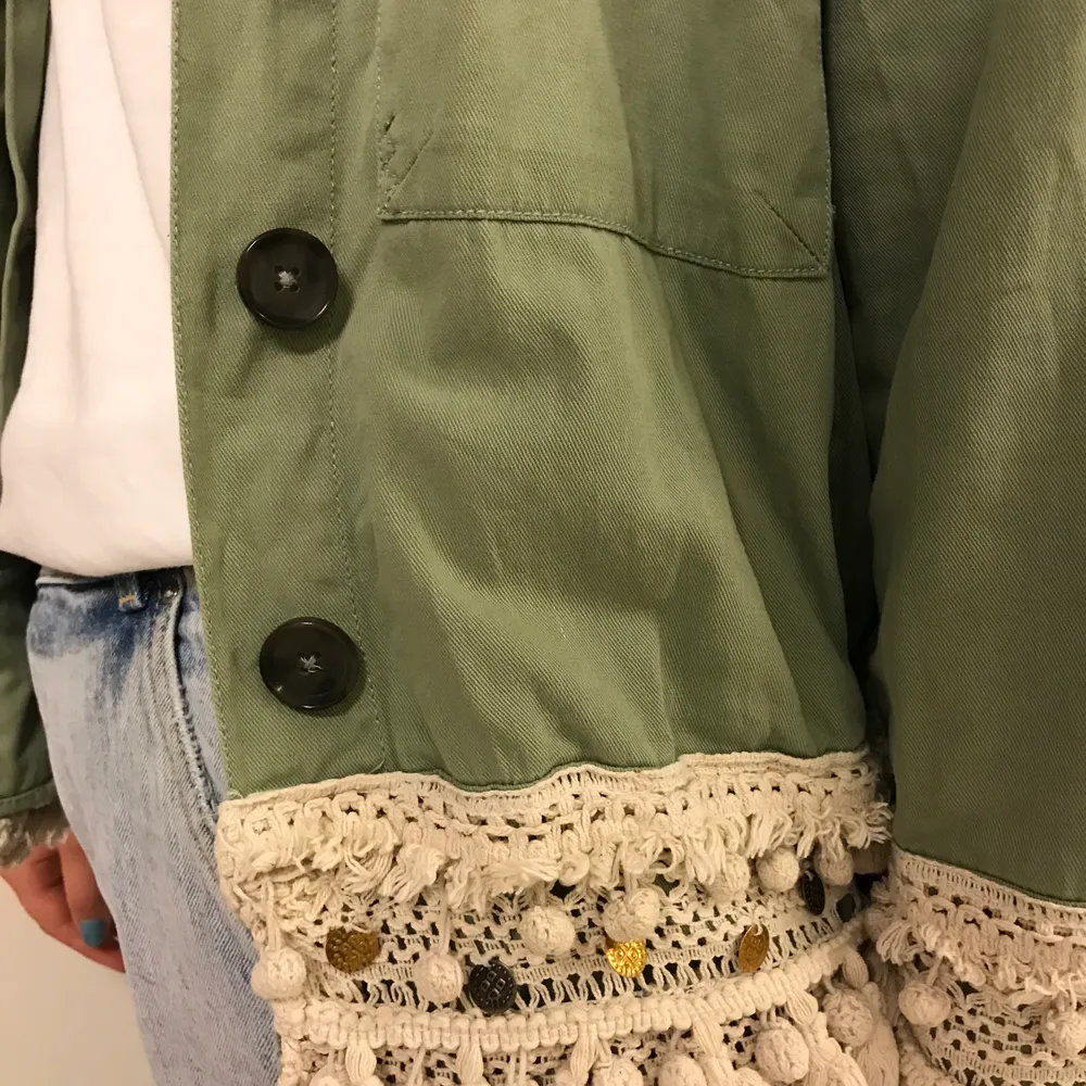 En fin grön, tunn jacka med fransar nedtill från Zara. Den är i fint skick och endast använd ett fåtal gånger💖  Frakten ingår inte i priset och kostar ca. 80kr. Jackor.