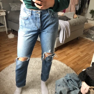 Boyfriend Jeans från H&M - Använt mycket sparsamt, säljer pågrund av att de inte är min stil längre. Mycket bra skick. De är ganska låg midjade.