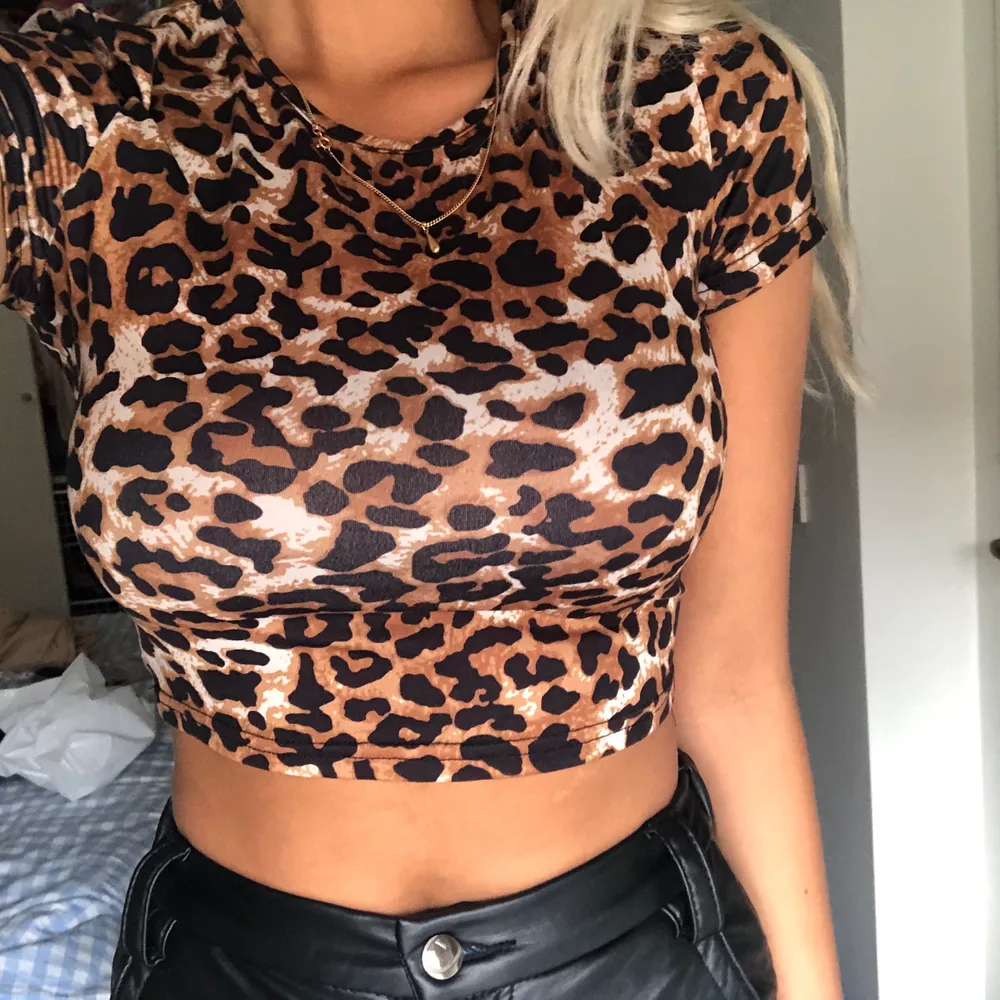 Riktigt kattig tröja med leopardmönster! Passar väldigt bra till läderbyxor eller svarta jeans. Ditter dessutom väldigt bra då den är croppad och tight. Endast använd 1 gång och säljer pga för mycket kläder. 🐆🐆. Toppar.