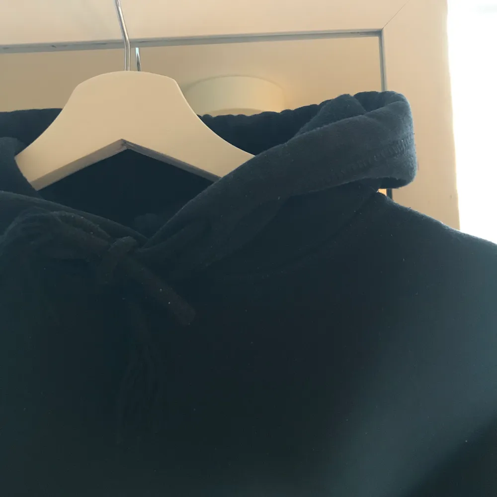 En svart enkel hoodie ifrån H&M! Hoodien är väl använd och därför lite nopprig tyvärr därav priset🙁 men funkar Som en vardags hoodie😊 frakt tillkommer. Hoodies.