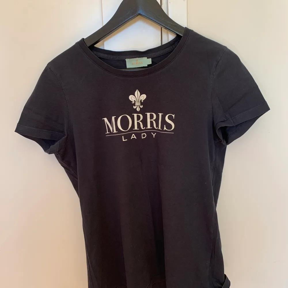Såå fin mörkblå Morris T-shirt! Använd ca 2 ggr, helt enkelt så gott som ny. Köpare står för frakt, kan även mötas upp i Helsingborg 🧚🏼‍♀️💓✨. T-shirts.