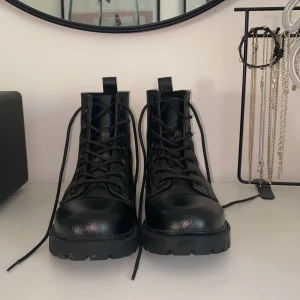 Svarta kängor  - Svarta kängor. Endast använda en gång. Frakt tillkommer☺️