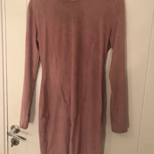 Pink velvet dress - En rosa fodralklänning i velvet material, använd vid ett tillfälle 