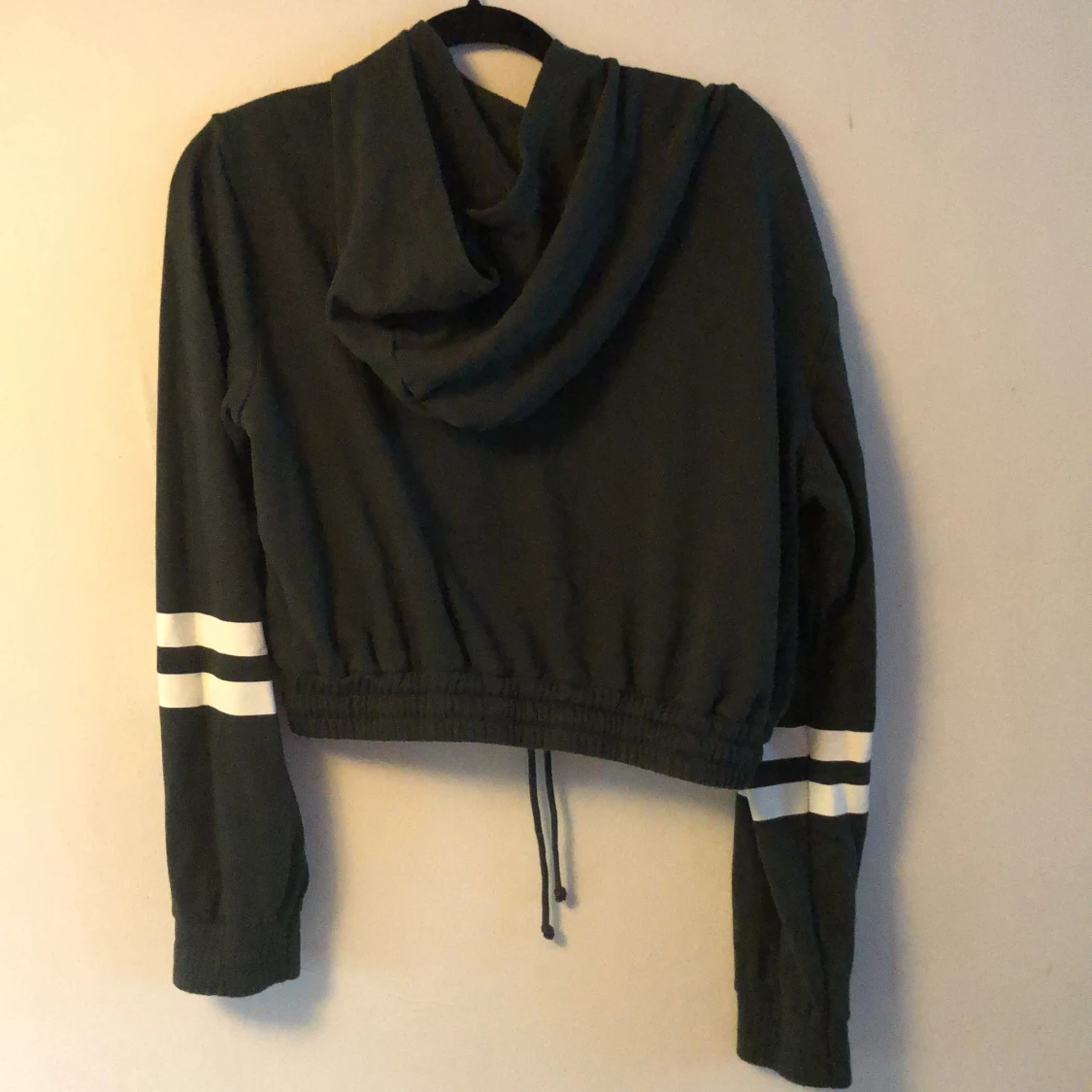 Croppad hoodie - 91