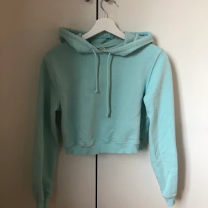Hoodie - Ljusblå hoodie från Nelly, använt men fint skick.