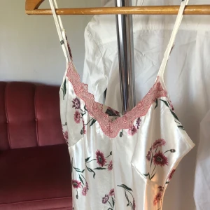 Slip dress - Blommig slip dress, superfint skick bortsett från en liten reva längst ned på kjolen som visat på bild nr 3. Storlek 34/36 på lappen men skulle säga att den är mer en 38. Frakt 40kr.