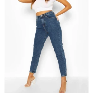 Mom jeans - Mom jeans från boohoo i storlek 38, funkar även för en storlek 36. Helt oanvända med prislapp kvar.