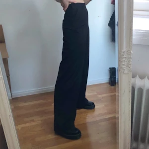 Vida kostymbyxor - Svarta, lååånga, viiida, hööögmidjade kostymbyxor från Asos. Måttligt använda men inga slitningar alls utan i toppenskick! Frakt 40kr.