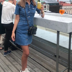 Nakd klänning - Jeans klänning från NAKD, använd vid fåtal tillfällen. Budgivning sker i chatten.