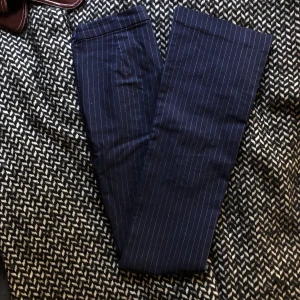 Flare kostymbyxor - Mina är mörkblå till skillnad från dom på mangos hemsida (hittade int bild på dom i blå). 