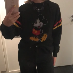 Mickey mouse sweatshirt - Säljer min sweatshirt som jag köpte från beyond retro! Den är i storlek XL men jag skulle nog säga att den passar mer som en M. Tycker verkligen om den men har inte fått användning för den på sistone det är därför jag säljer den! 