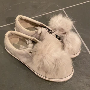 Grå fluffskor från GUESS - Sneakers i storlek 36, Guess! 