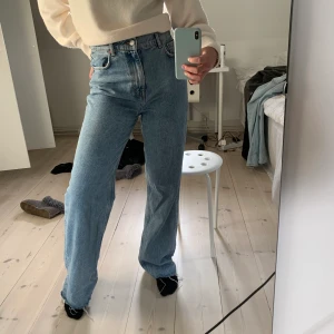 Zara 90’s full length jeans  - Ett par super snygga jeans från zara i modellen 90’s full length i storlek 38. Väldigt sparsamt använda. Buda från 200. Frakt ingår inte i priset