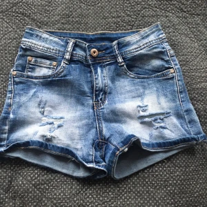 Jeansshorts Strl XS - Bekväma och snygga jeansshorts i strl XS, okänt märke. Superbra skick och bara använda en gång! 