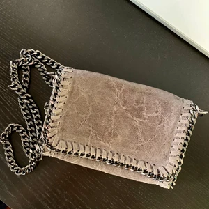 Ljusgrå kedjeväska  - En superfin kedjeväska i ljusgrå färg med textur🤍  30kr+frakt Finns bild på hur den ser ut på om man vill ha de 😃