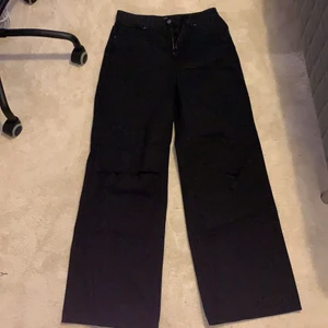 Raka wide leg jeans  - Säljer dehär raka jeansen från nakd. Aldrig använt dessa! Hål vid knät på båda sidorna. Storlek 38! 
