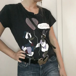 Tröja - Jätte söt tröja köpt på stadsmissionen, trycket är krackelerat men annars bra skick! Strl M. Jag bär vanligtvis m/s. Fraktar och möts upp i Stockholm. 