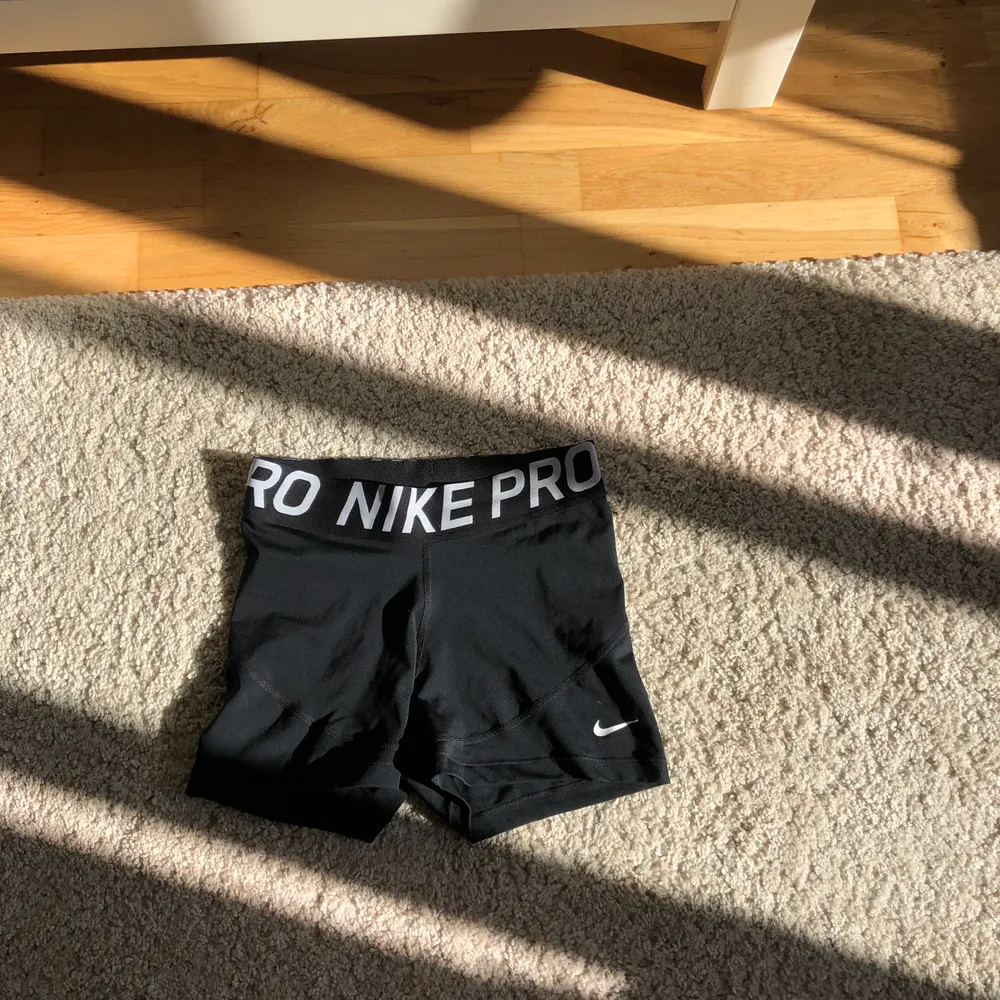 Säljer mina Nike PRO Training 3” Shorts (strl S). Använda endast en gång då jag tyckte de satt bra men blev för små när jag väl tränade i dem. 😢 Exklusive frakt 63kr. 🥰. Shorts.