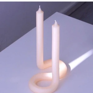 ✨Twisted candle✨ - INTRESEKOLL, någon som vill köpa detta twisted candle från Fabrek i färgen Nude? Priset är 200kr med frakt✨🤍