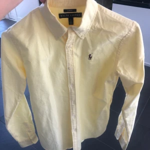 Ralph Lauren Skjorta Slimfit XS  - Fin ljusgul skjorta från Ralph Lauren. Sparsamt använd. Nyskick. 