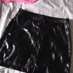 Svart lackkjol - Skit frän läckkjol, storlek 38! Köpt för 250kr säljer för 70 ink frakt , priset kan diskuteras✨