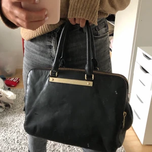 Marc Jacobs väska - Säljer en stilren och praktisk väska från Marc jacobs! Den har används mycket och har några slitningar, jag köpte den i USA för några år sen och har tyvärr inte kvar något kvitto. Guldiga detaljer och många fack. Skriv för fler bilder!