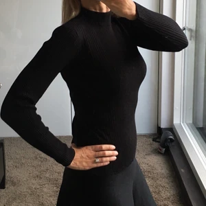 Svart polotröja - Svart slimmad polotröja. Sitter ursnyggt! 