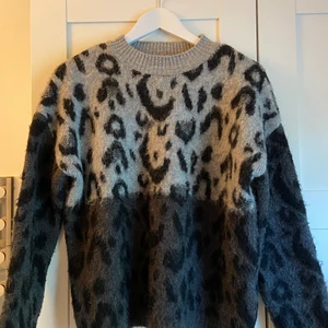 Leopard stickad tröja från mango: strl S - En knappt använd mjuk och skön stickad tröja från mango. Den är varm så räcker med bara den eller ett linne under:)  Storlek S och sitter som en vanlig stickad tröja, skriv privat för mer bilder och budgivning sker i kommentarerna!  NYPRIS 599kr