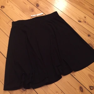  - Svart skater kjol från asos tall collection. Storlek 38. 

Oanvänd i fint skick. 