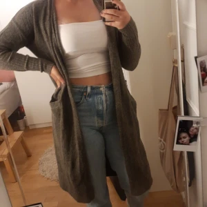 Grå stickad kofta - Denna koftan är ett väldigt älskat second hand fynd som tyvärr inte passar längre. Väl använd men ändå i extremt bra skick.