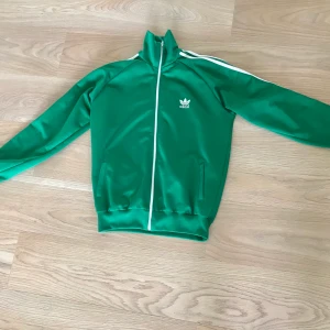 Adidas jacka Large - Adidas jacka i herrmodell large. Kan mötas upp i Stockholm eller så står köparen för frakten. 