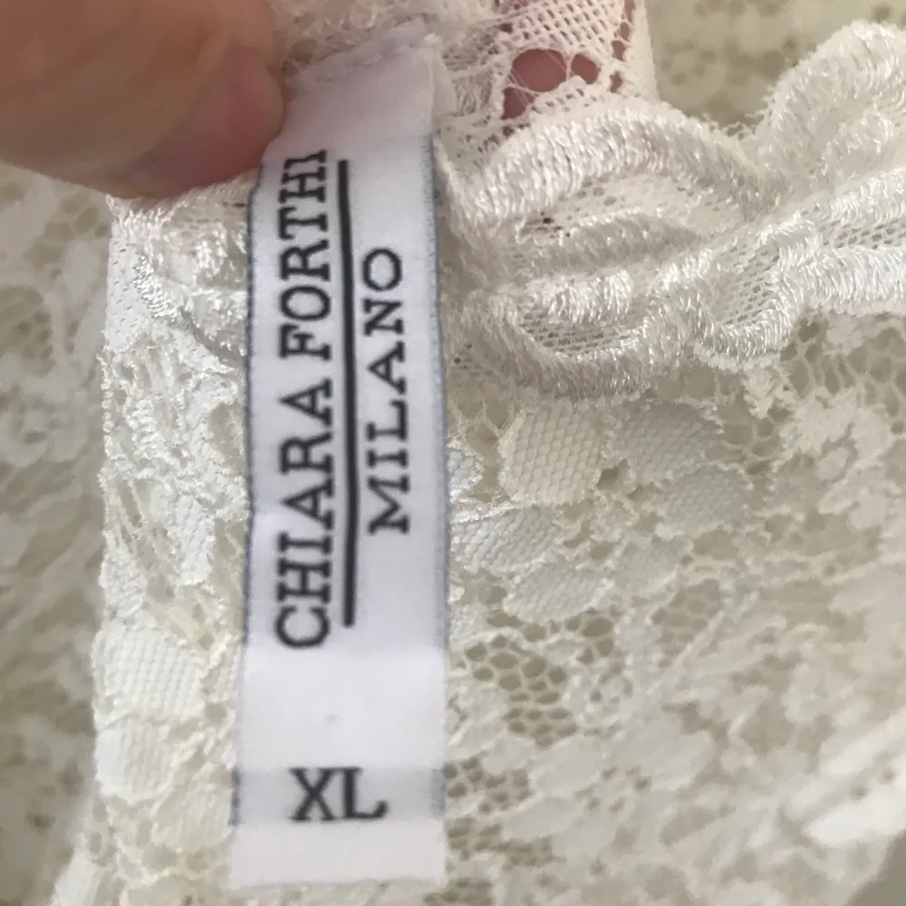 Jättevacker vit klänning med spets✨ Från Chiara Forthi Endast testad✨ Strl XL, väldigt stretchig Dyr i inköp✨. Klänningar.