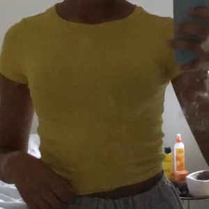 Storlek XS - en senapsgul t-shorts från hm som jag använt Max 3 gånger men sen bara inte kommit till användning