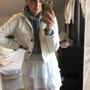 Manchester jeansjacka - Jättefin jeans jacka som kanppt är använd. Säljer den för 250 +  frakt💞