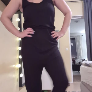 Lång svart jumpsuit  - Storlek L ifrån HM, använd fåtal gånger. Katt finns i hemmet 