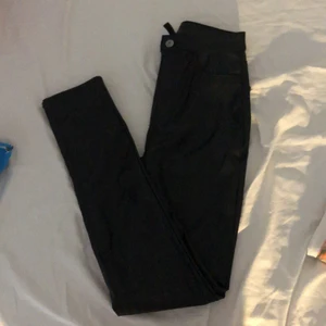 Skinnbyxor från hm  - Skit snygga och sitter som en smäck! Storlek xs och nästan aldrig använda! Köpta för runt 250-300kr och tror inte de finns kvar i butik längre. Super fint skick. Buda i kommentarerna! 