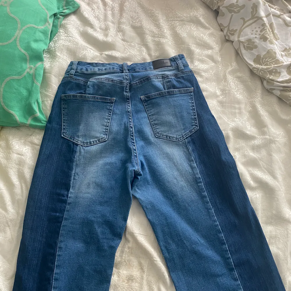 Ett par jättesnygga jeansbyxor som bara används en gång pågrund av att storleken var för liten , storlek 36 och är väldigt bra material , säljer för 100 kronor. Jeans & Byxor.